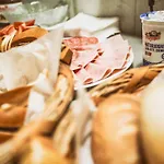 アパートホテル Praga & Restaurant Zell Am See-kaprun ピーゼンドルフ