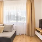 アパートホテル Praga & Restaurant Zell Am See-kaprun ピーゼンドルフ