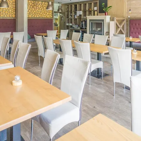 Praga & Restaurant Zell Am See-kaprun ピーゼンドルフ