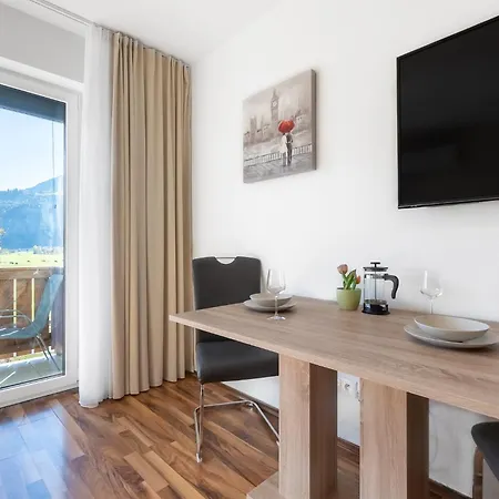 Praga & Restaurant Zell Am See-kaprun ピーゼンドルフ